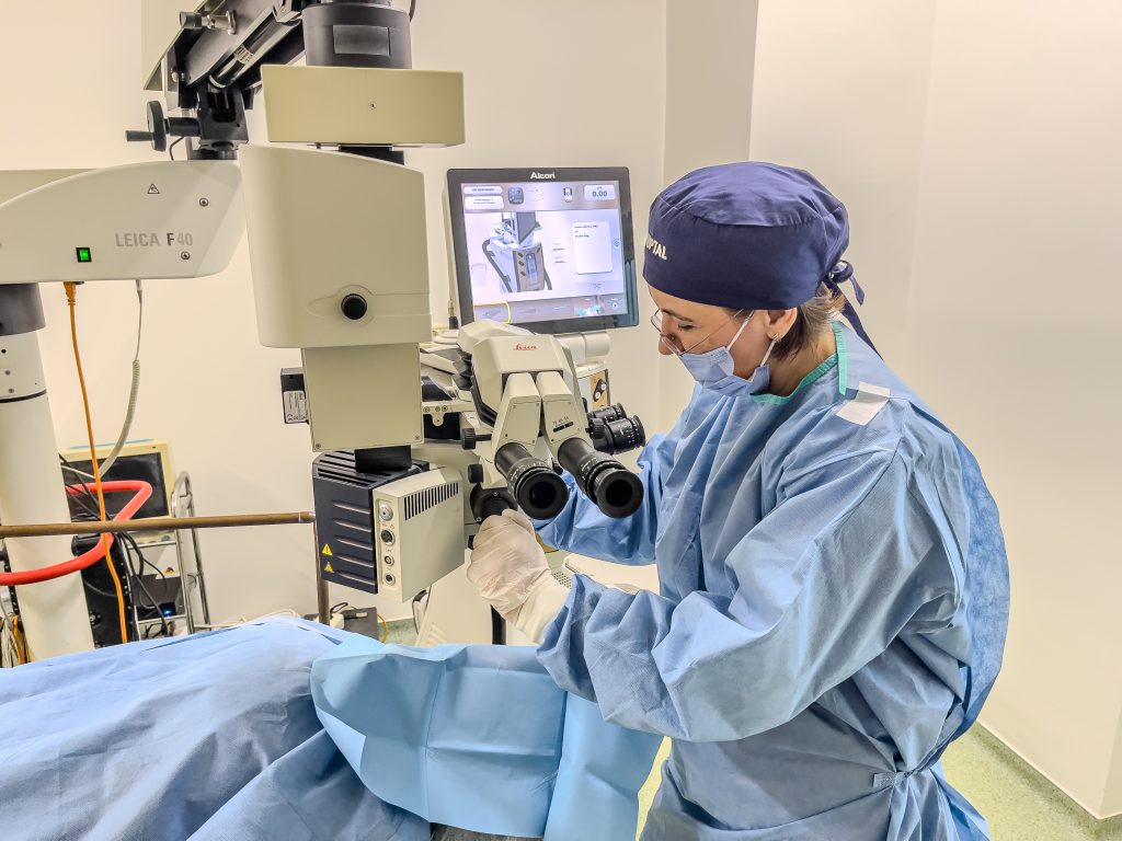 Operatie de cataracta in sala clinicii oftalmologice din Arad