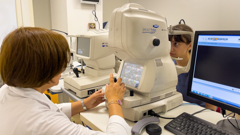 Investigatie OCT efectuata de medicul oftalmolog in clinica din Arad