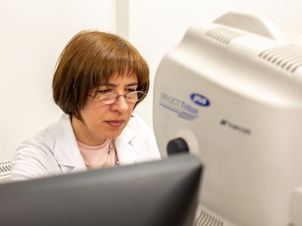 Medic oftalmolog la aparatul de investigatie in timpul unei consultatii oftalmologice Arad