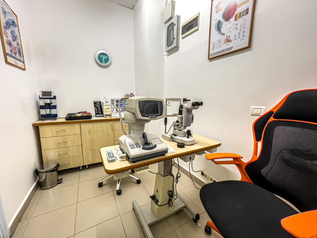 Cabinet de investigatii din clinica oftalmologica Arad, cu autorefractometru si lampa cu fanta